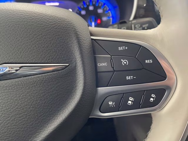 2021 Granite Crystal Metallic Clearcoat Chrysler Pacifica Limited AWD Van