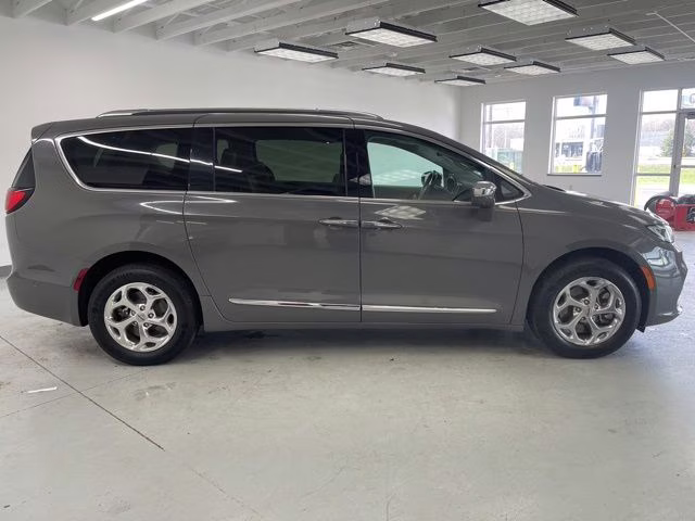 2021 Ceramic Gray Clearcoat Chrysler Pacifica Limited AWD Van
