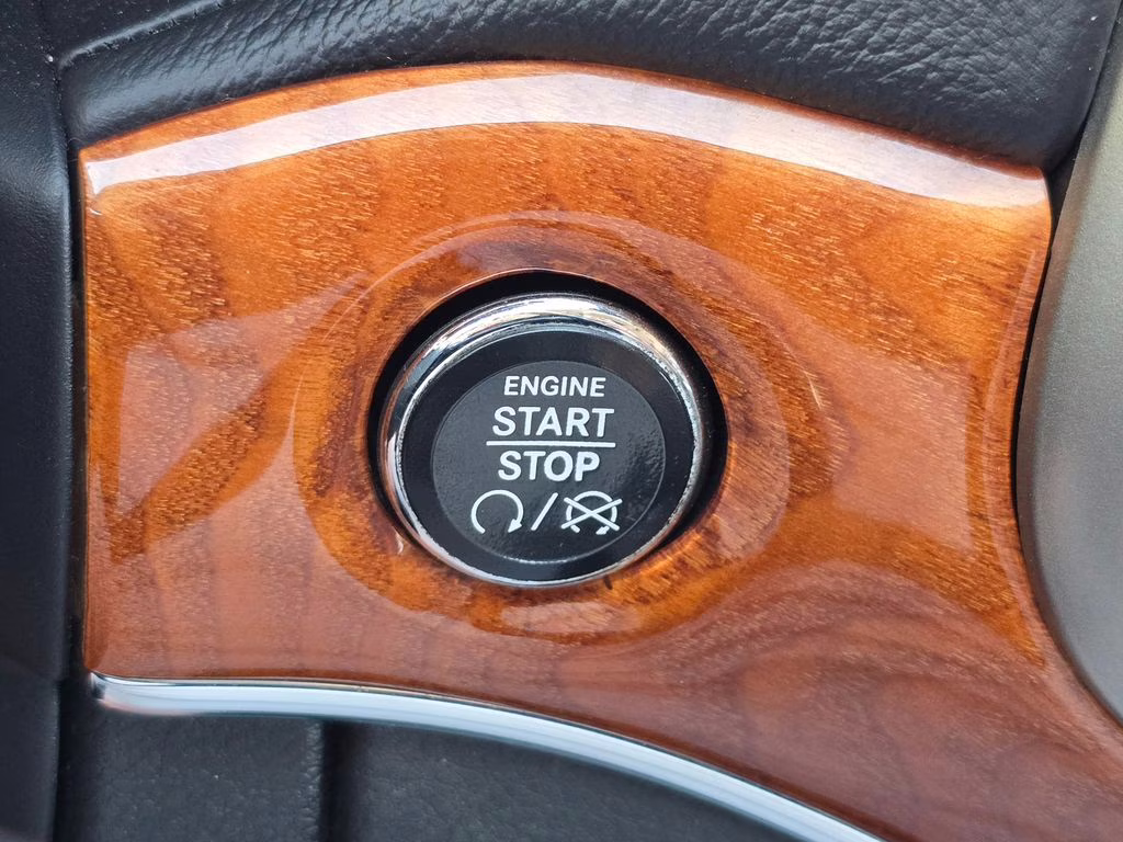 2013 Brilliant Black Crystal Pearlcoat Jeep Grand Cherokee Overland 4X4 SUV