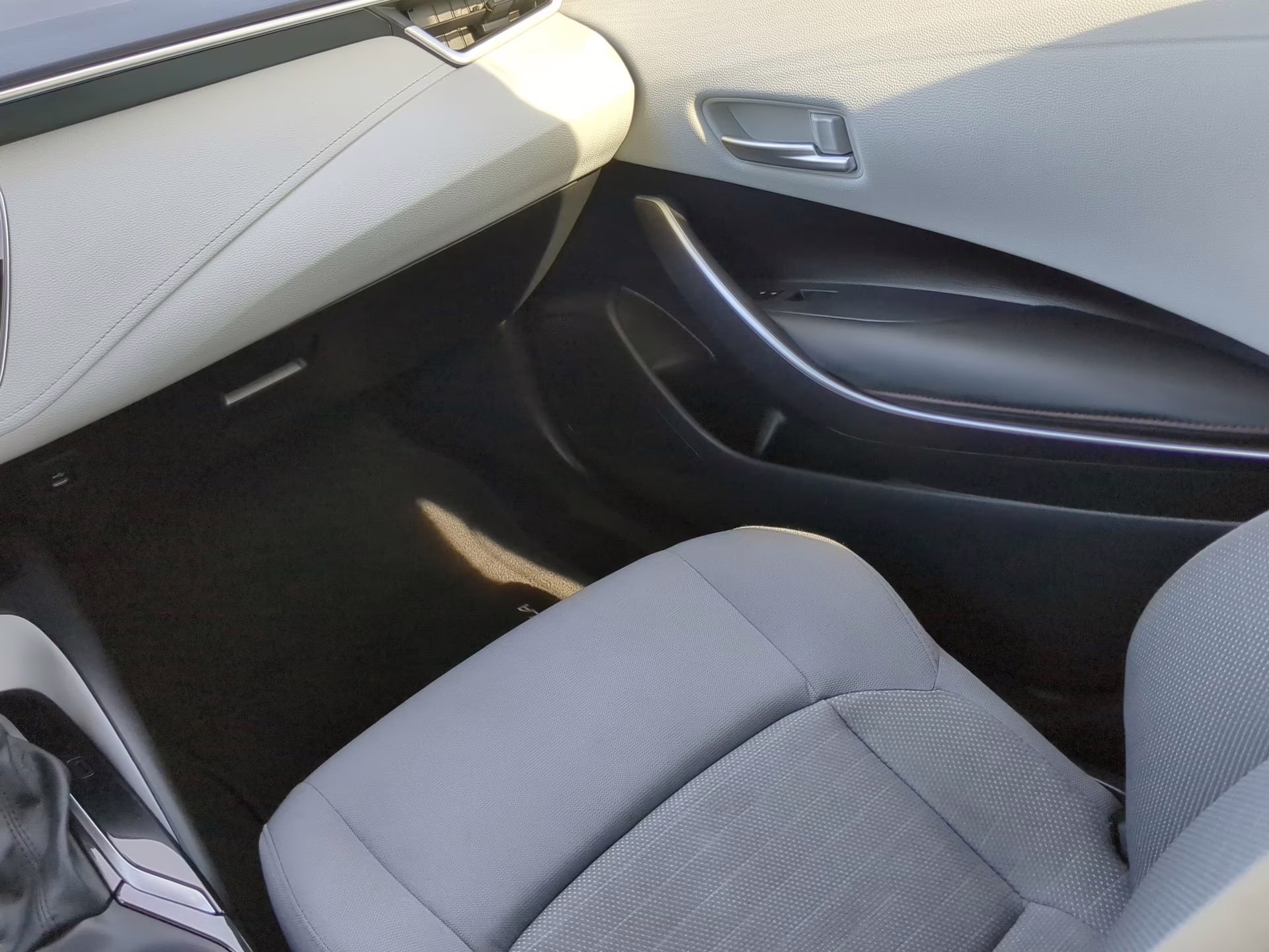 2024 Classic Silver Metallic Toyota Corolla SE FWD Sedan