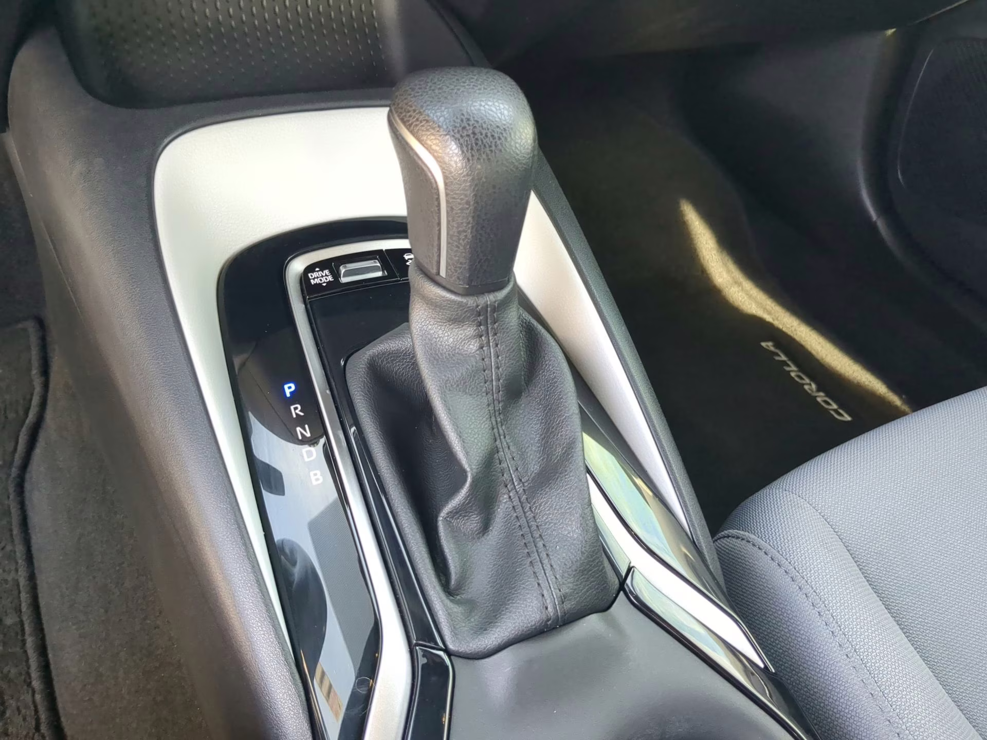 2024 Classic Silver Metallic Toyota Corolla SE FWD Sedan