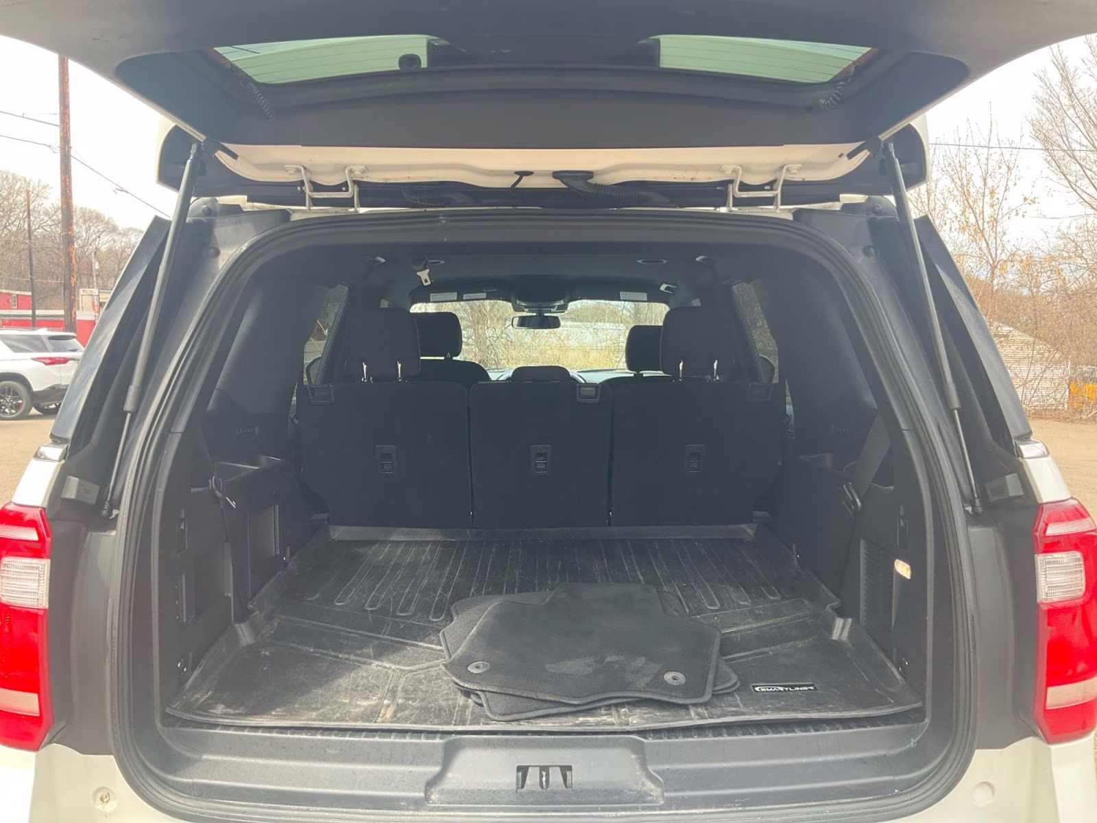 2020 White Metallic Ford Expedition XLT 4X4 SUV