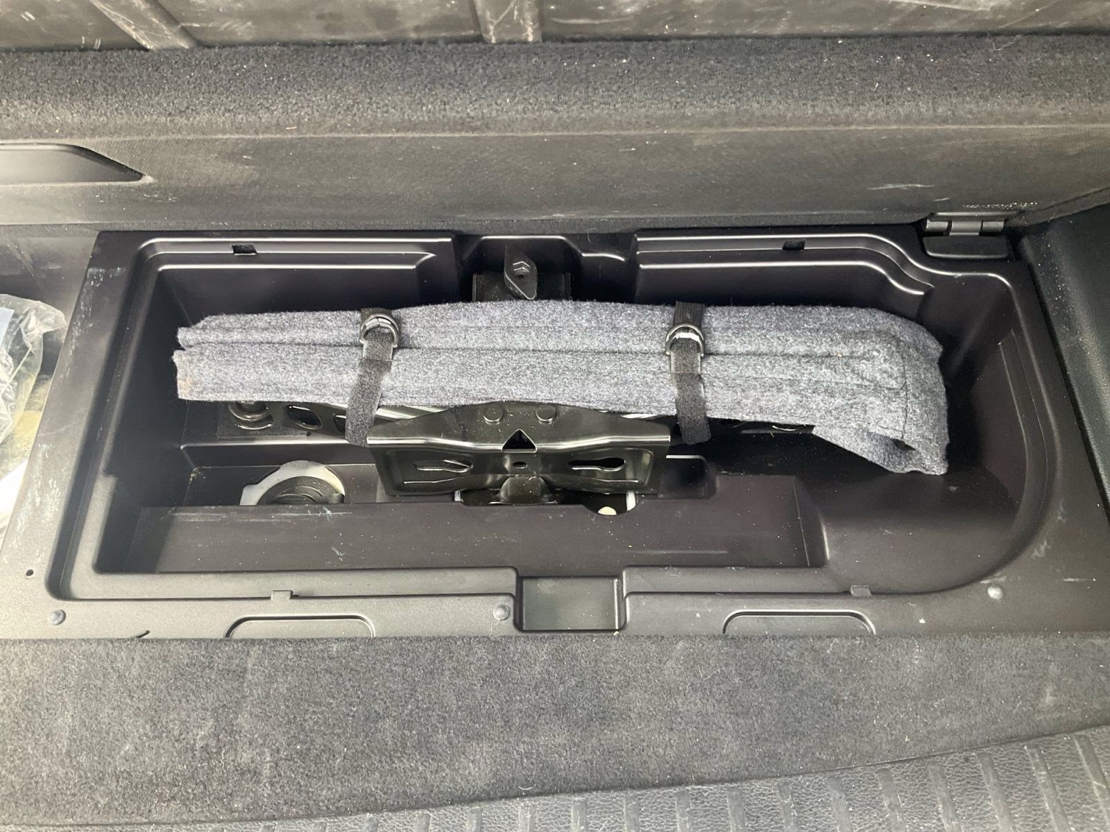 2020 White Metallic Ford Expedition XLT 4X4 SUV