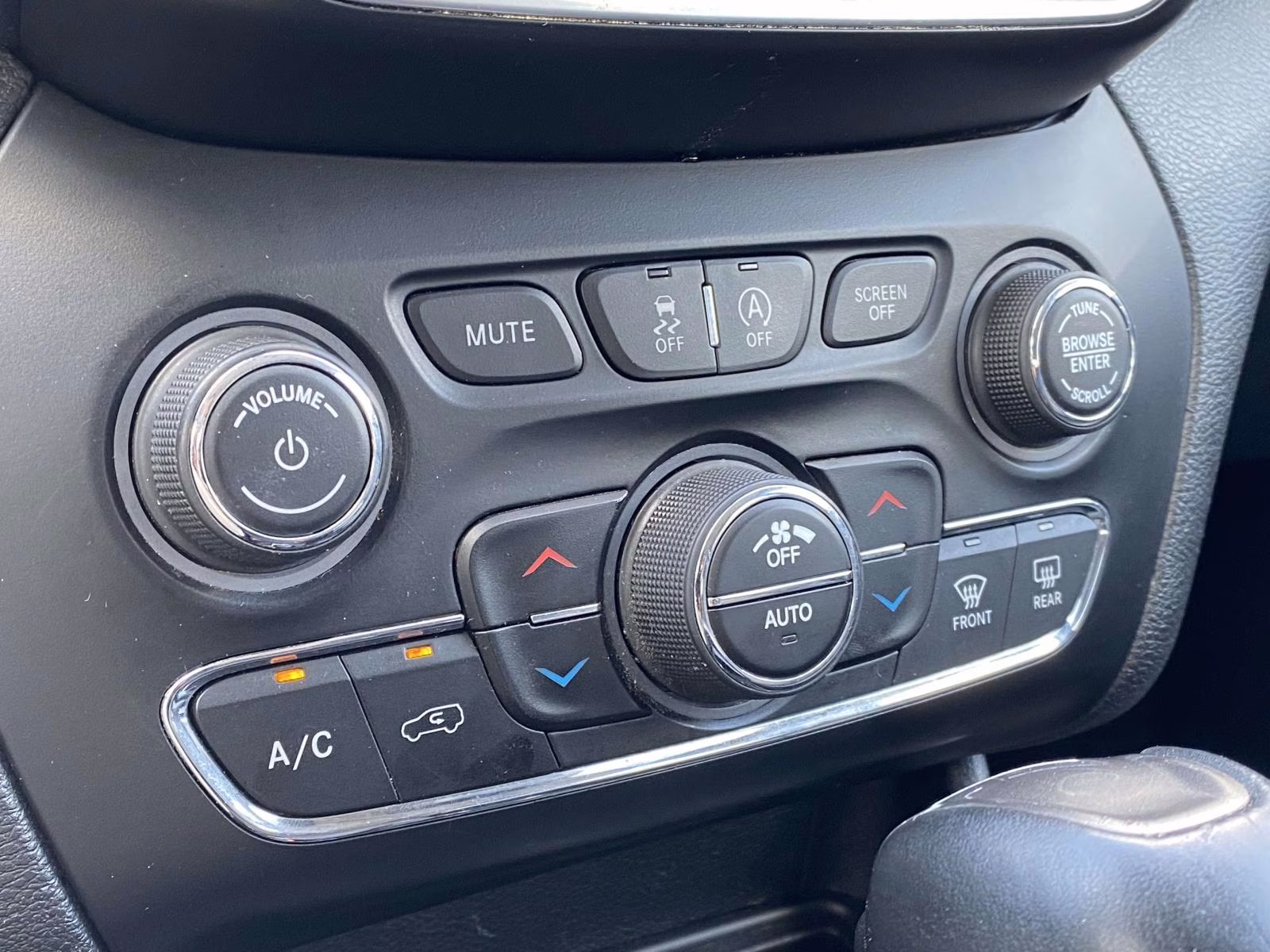 2019 Diamond Black Crystal Pearlcoat Jeep Cherokee Limited 4X4 SUV