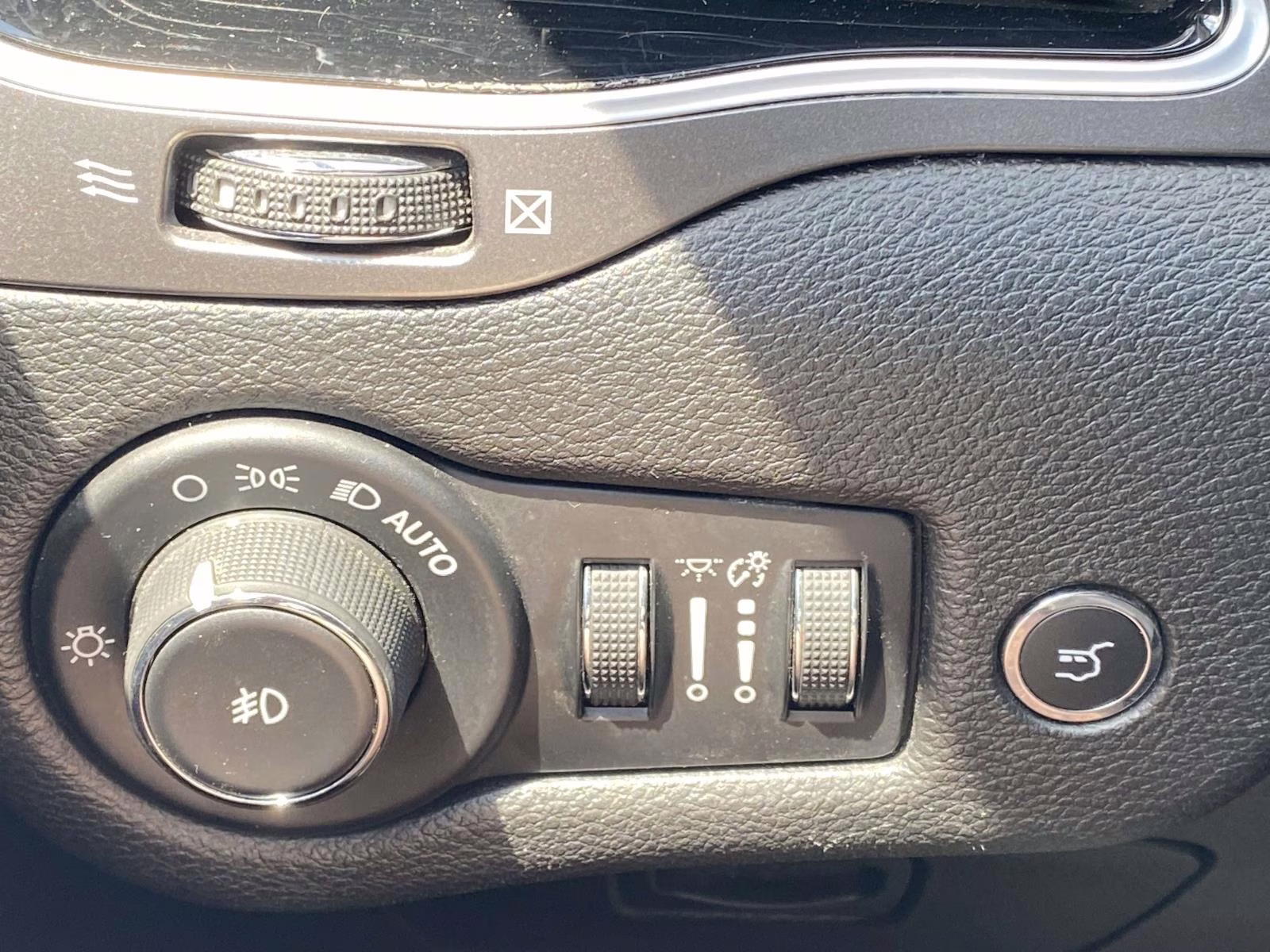 2019 Diamond Black Crystal Pearlcoat Jeep Cherokee Limited 4X4 SUV