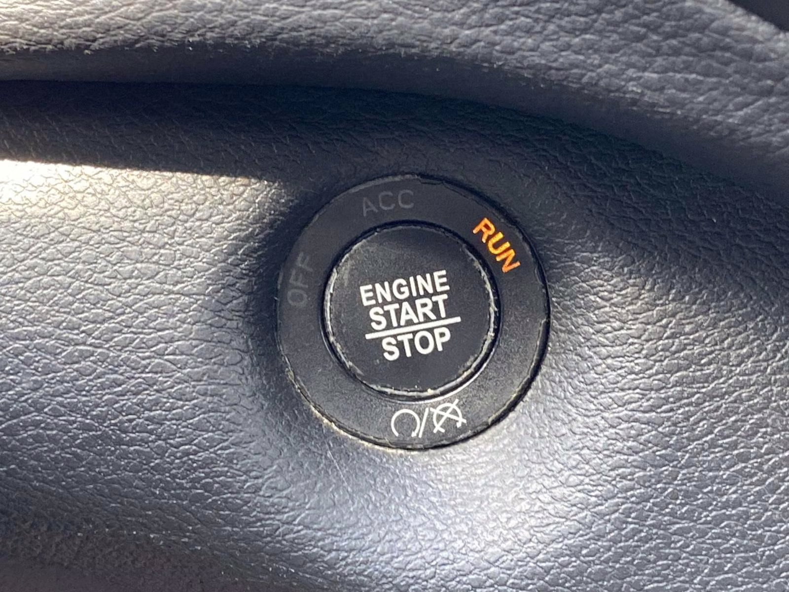 2019 Diamond Black Crystal Pearlcoat Jeep Cherokee Limited 4X4 SUV