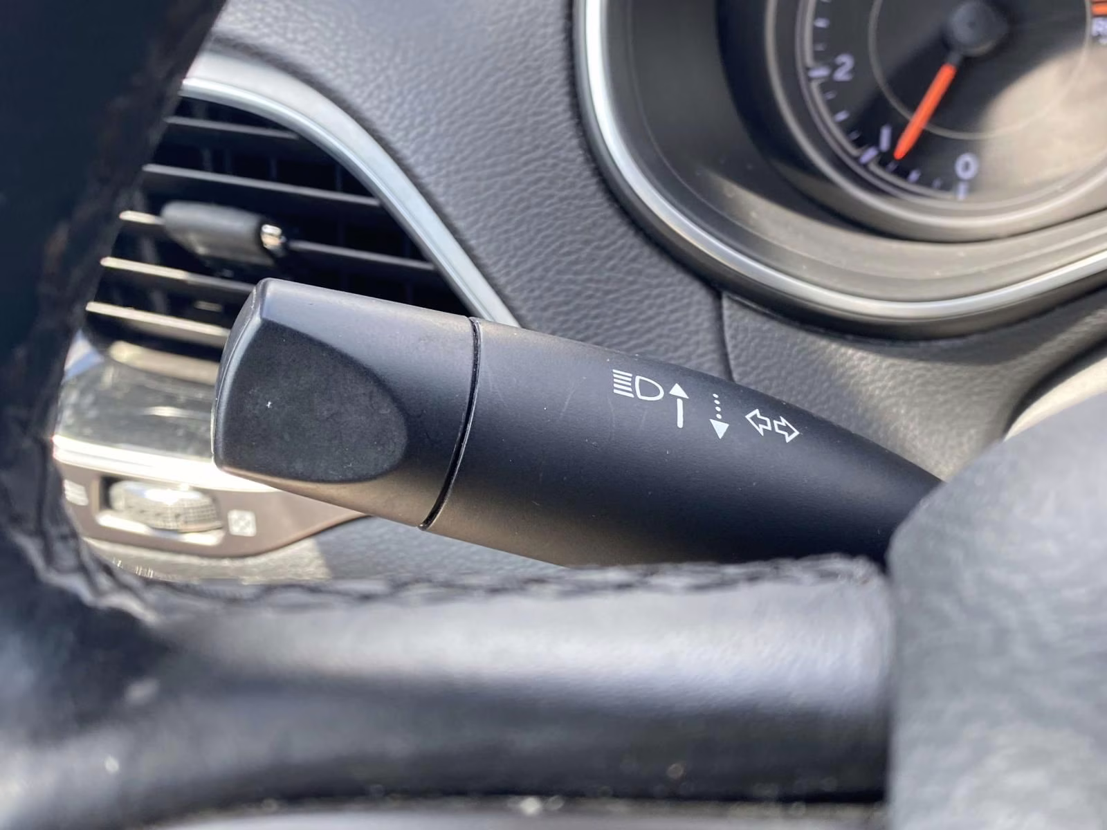 2019 Diamond Black Crystal Pearlcoat Jeep Cherokee Limited 4X4 SUV