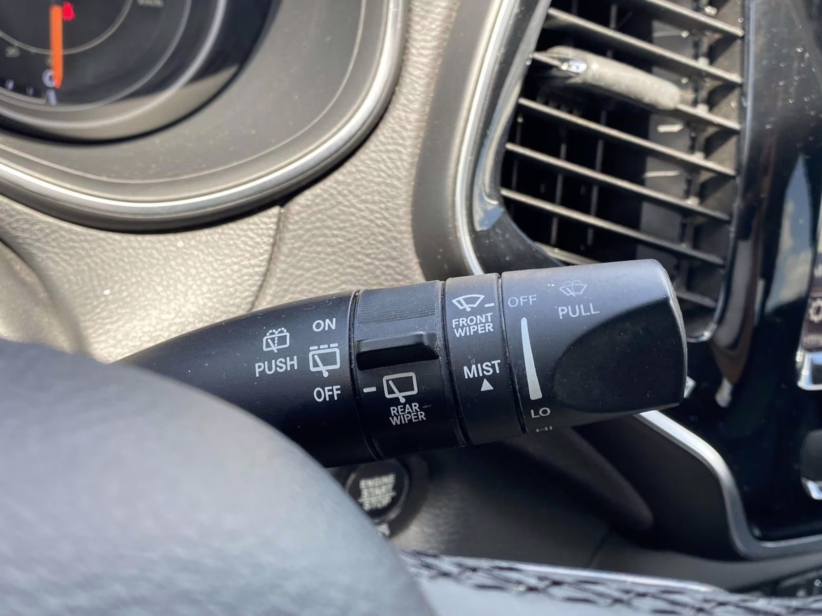 2019 Diamond Black Crystal Pearlcoat Jeep Cherokee Limited 4X4 SUV