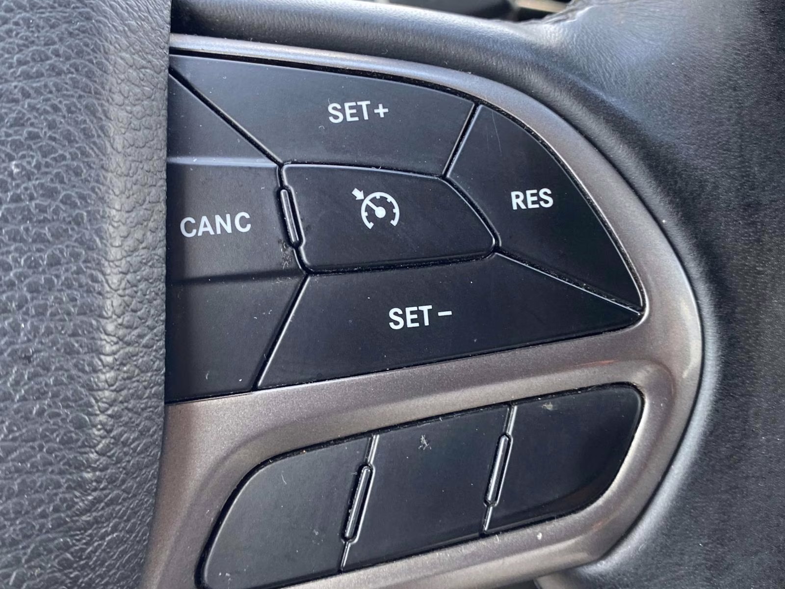 2019 Diamond Black Crystal Pearlcoat Jeep Cherokee Limited 4X4 SUV