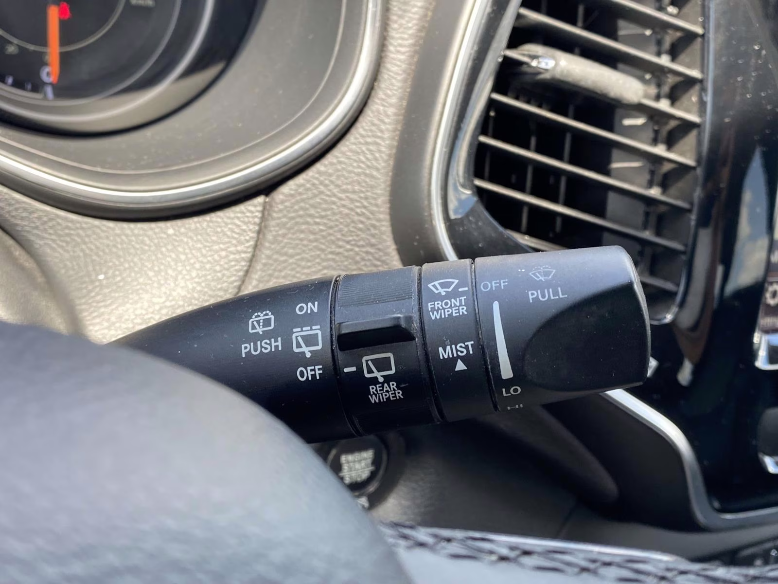 2019 Diamond Black Crystal Pearlcoat Jeep Cherokee Limited 4X4 SUV