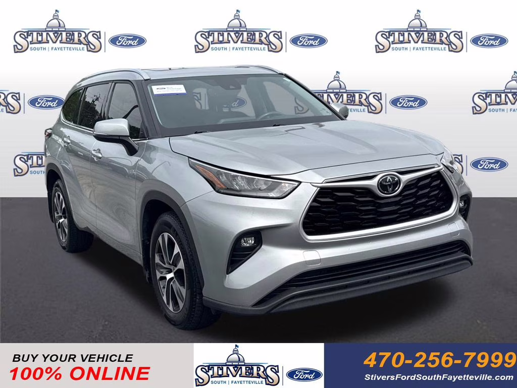 2020 Celestial Silver Metallic Toyota Highlander XLE FWD SUV