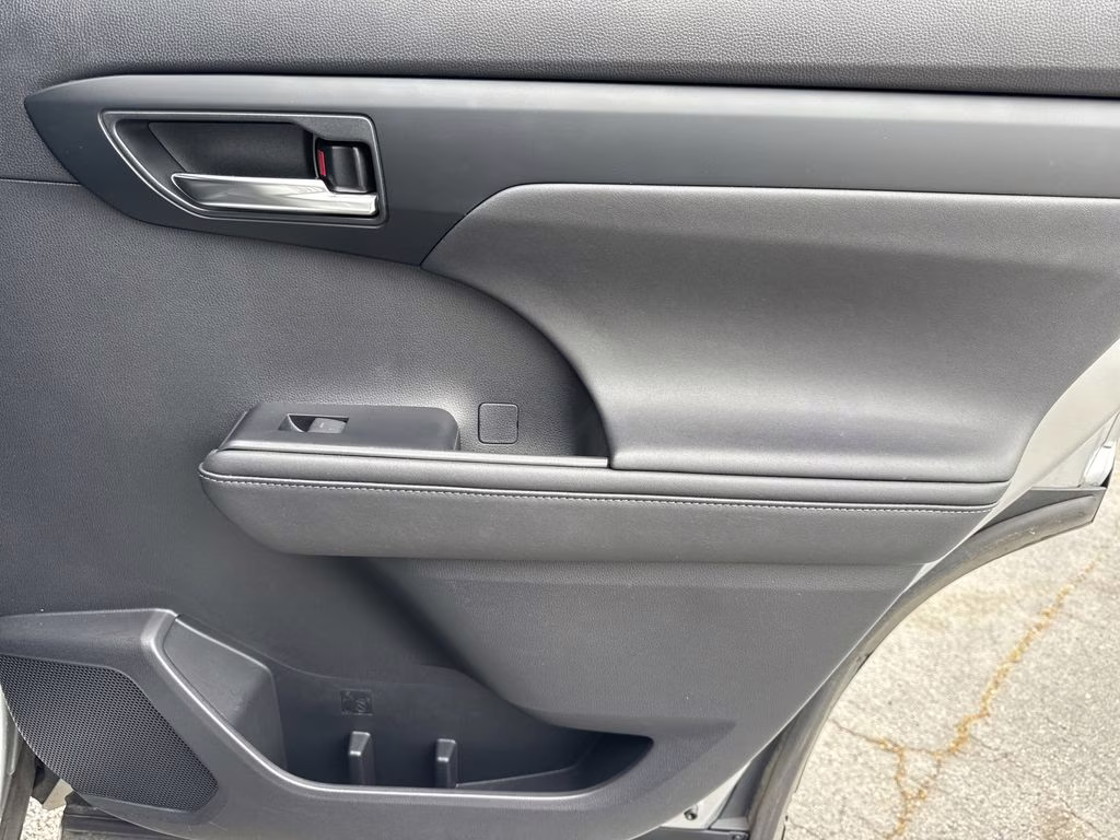 2020 Celestial Silver Metallic Toyota Highlander XLE FWD SUV