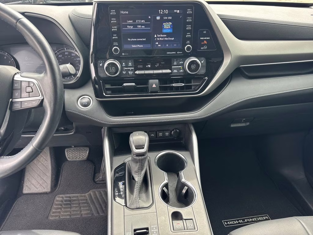 2020 Celestial Silver Metallic Toyota Highlander XLE FWD SUV