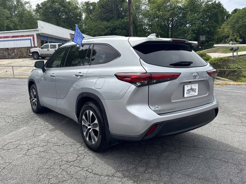 2020 Celestial Silver Metallic Toyota Highlander XLE FWD SUV