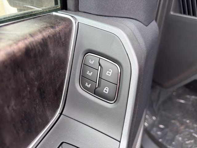 2026 Oxford White Ford Super Duty F-250 SRW Lariat 4X4 Truck