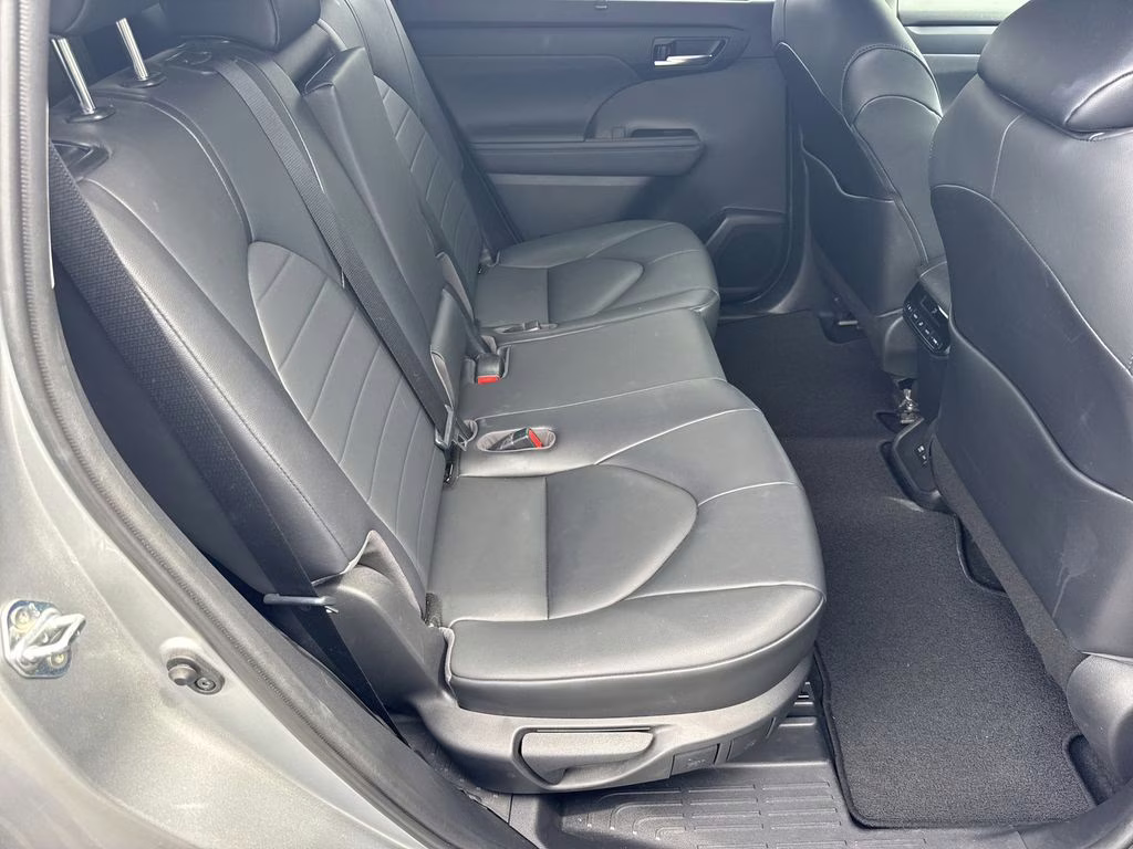 2020 Celestial Silver Metallic Toyota Highlander XLE FWD SUV