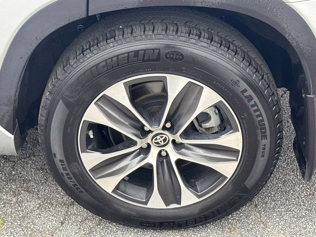 2020 Celestial Silver Metallic Toyota Highlander XLE FWD SUV