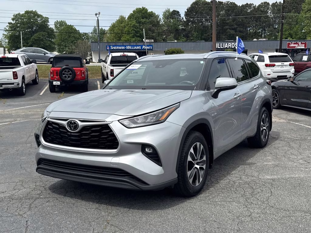 2020 Celestial Silver Metallic Toyota Highlander XLE FWD SUV