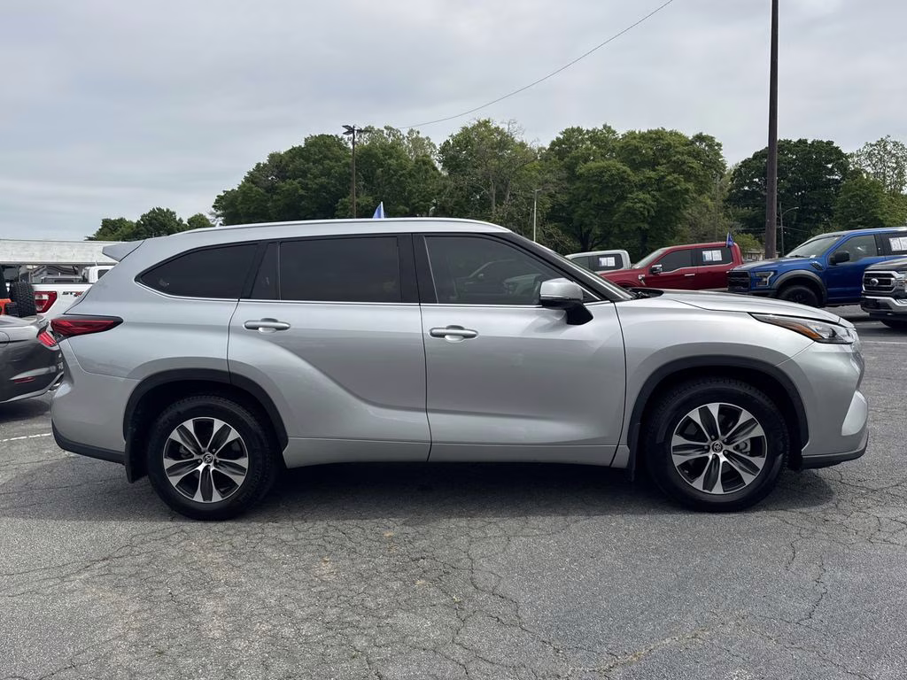 2020 Celestial Silver Metallic Toyota Highlander XLE FWD SUV