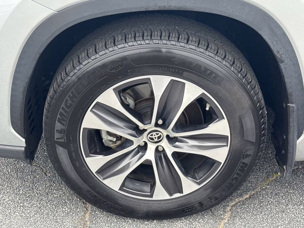 2020 Celestial Silver Metallic Toyota Highlander XLE FWD SUV