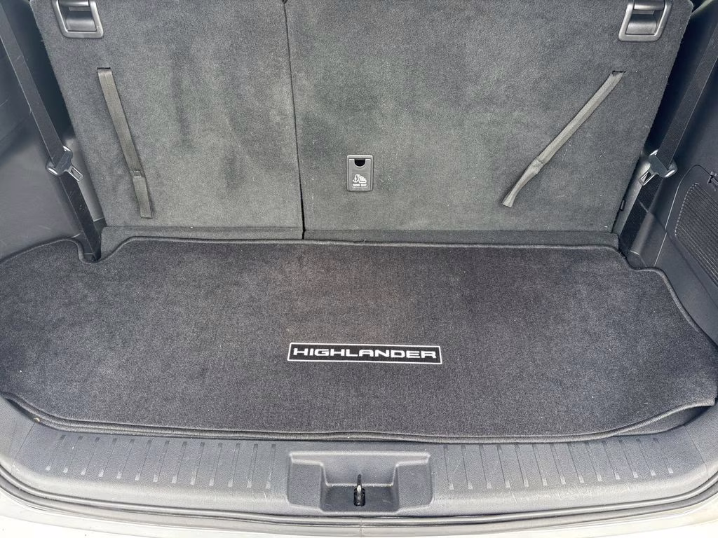 2020 Celestial Silver Metallic Toyota Highlander XLE FWD SUV