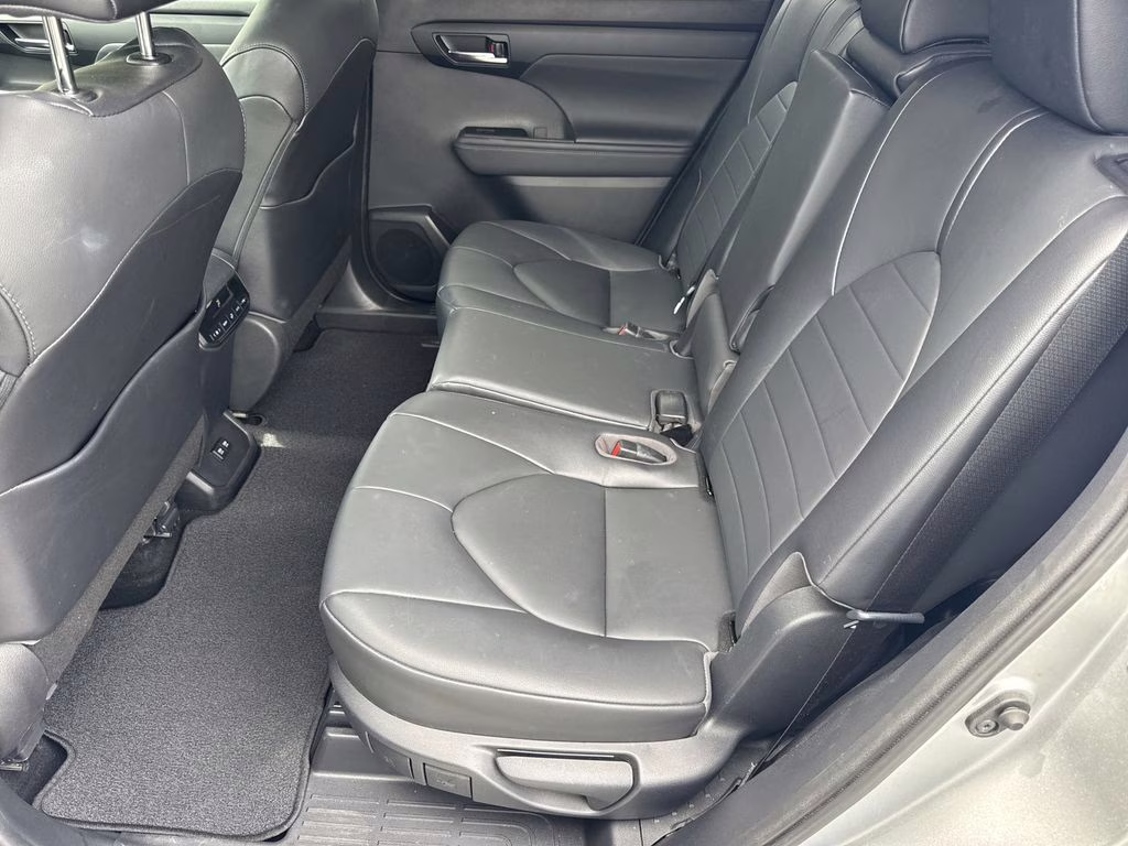 2020 Celestial Silver Metallic Toyota Highlander XLE FWD SUV