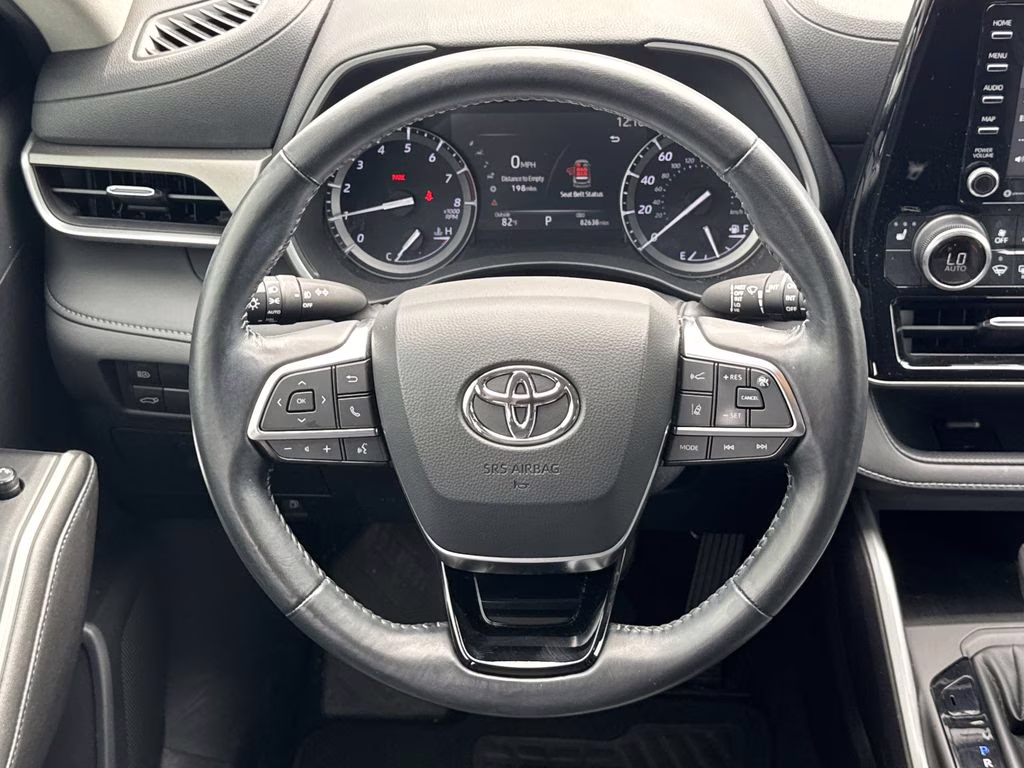 2020 Celestial Silver Metallic Toyota Highlander XLE FWD SUV