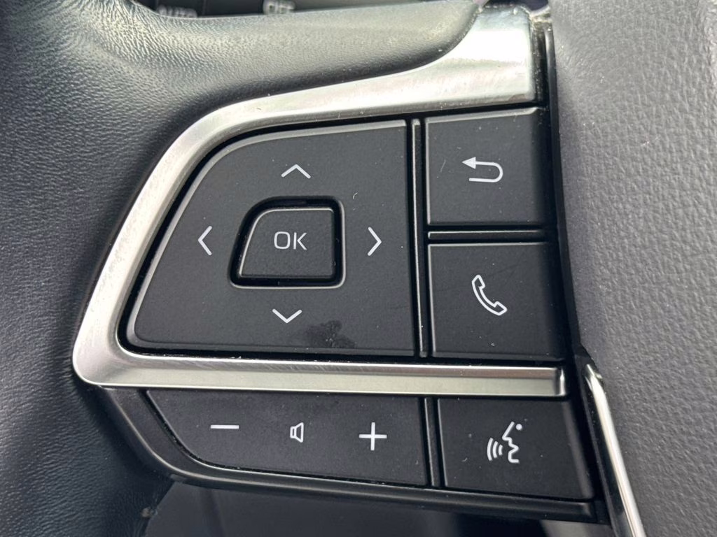 2020 Celestial Silver Metallic Toyota Highlander XLE FWD SUV