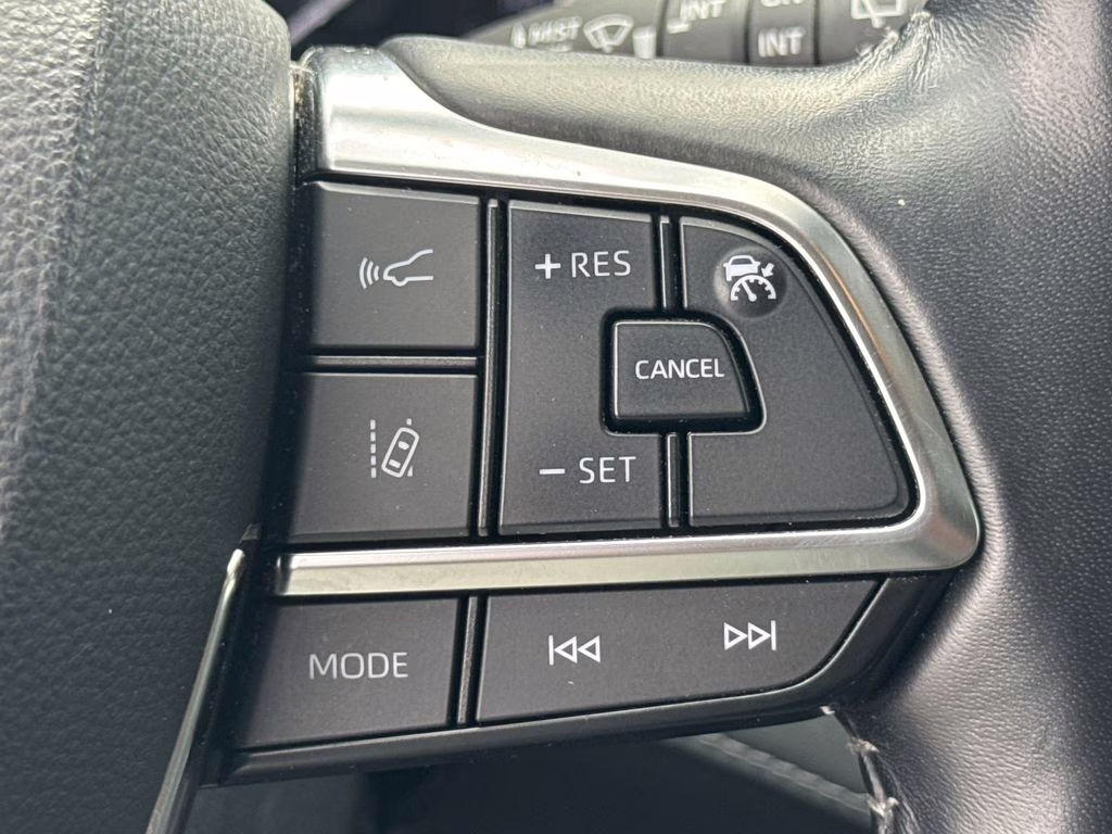 2020 Celestial Silver Metallic Toyota Highlander XLE FWD SUV