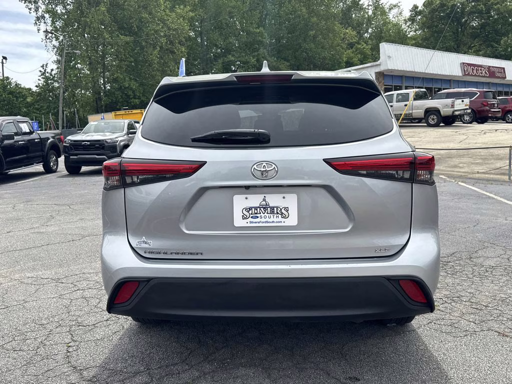 2020 Celestial Silver Metallic Toyota Highlander XLE FWD SUV