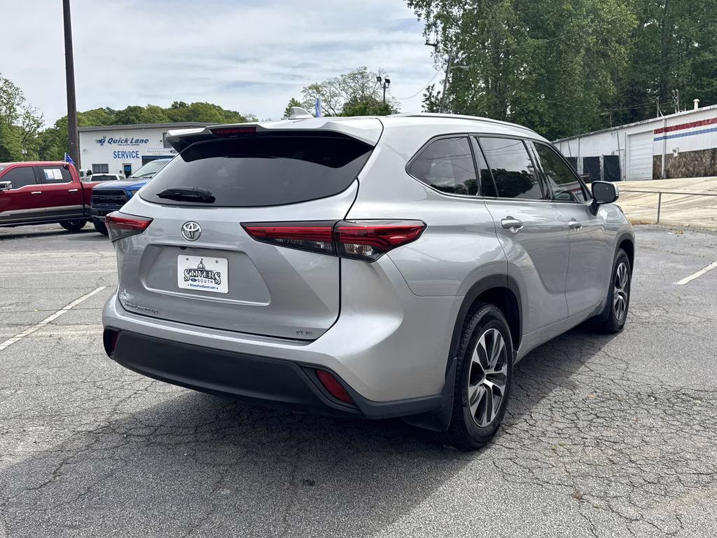 2020 Celestial Silver Metallic Toyota Highlander XLE FWD SUV