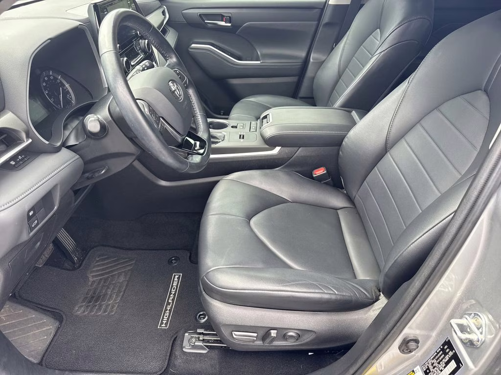 2020 Celestial Silver Metallic Toyota Highlander XLE FWD SUV