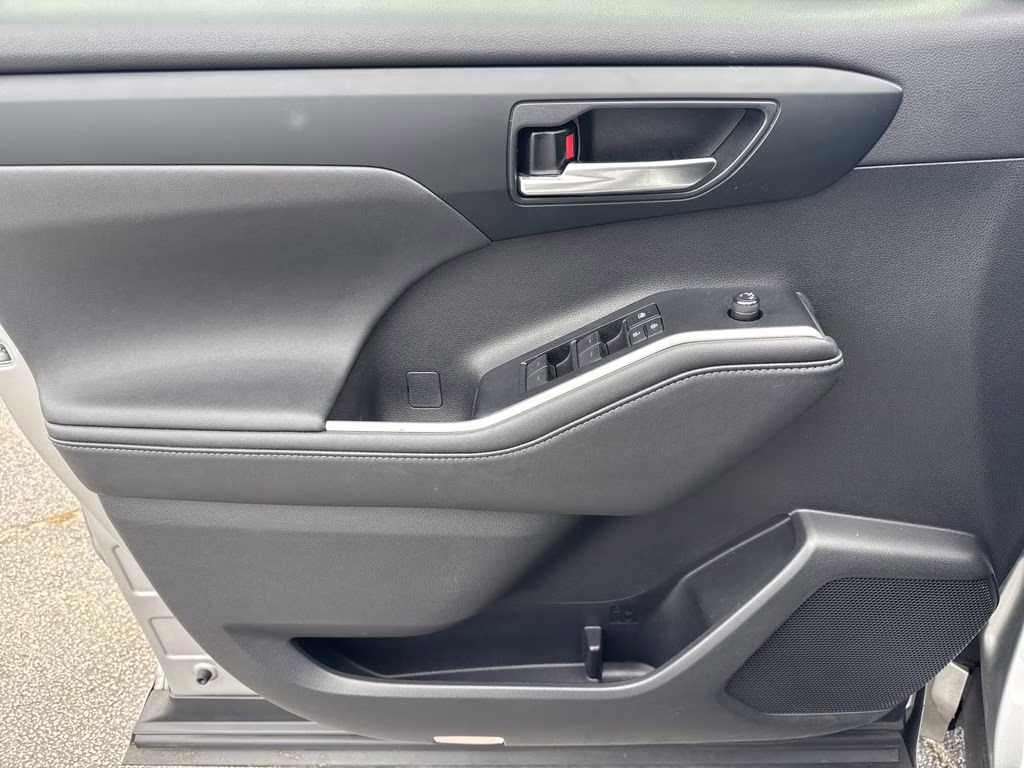 2020 Celestial Silver Metallic Toyota Highlander XLE FWD SUV