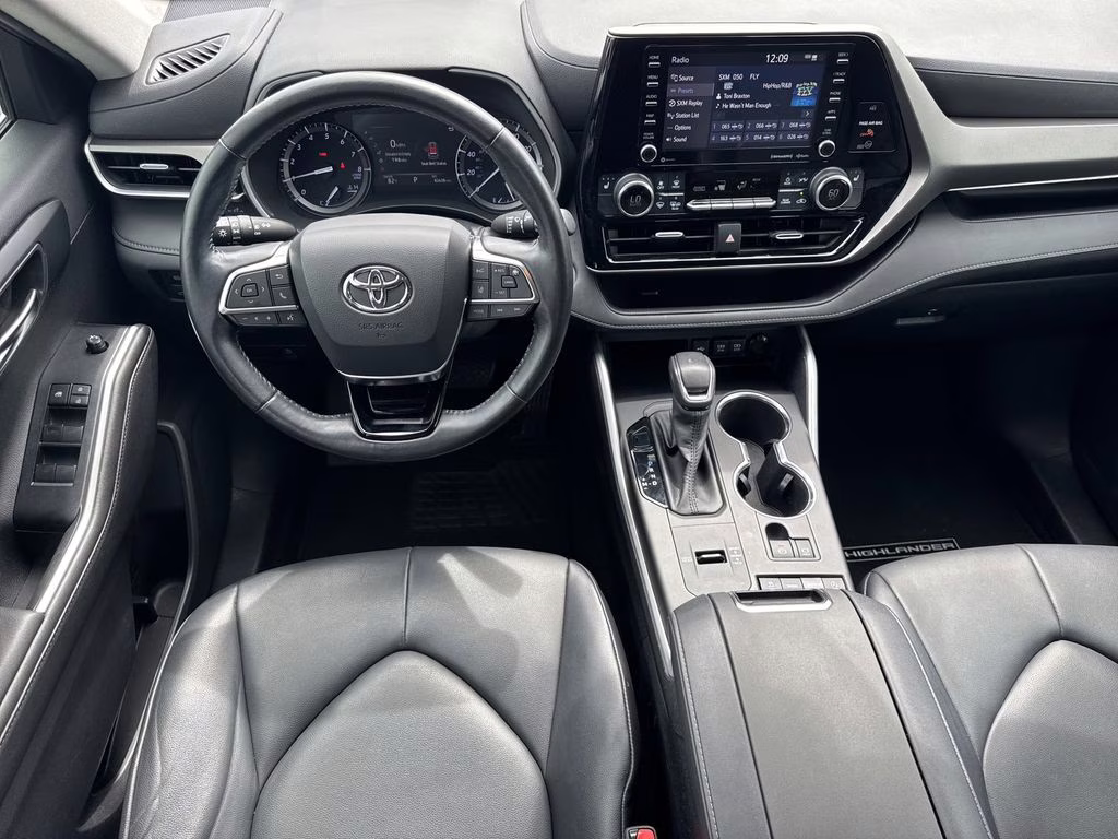 2020 Celestial Silver Metallic Toyota Highlander XLE FWD SUV