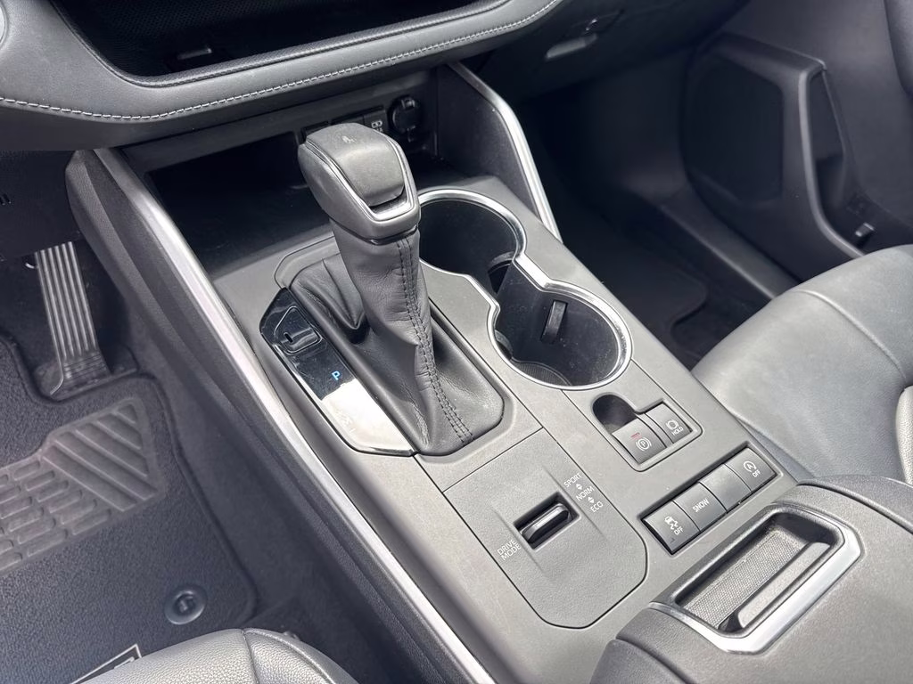 2020 Celestial Silver Metallic Toyota Highlander XLE FWD SUV