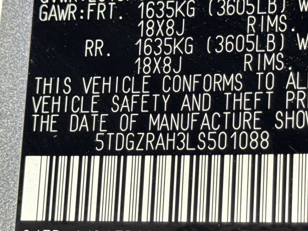 2020 Celestial Silver Metallic Toyota Highlander XLE FWD SUV