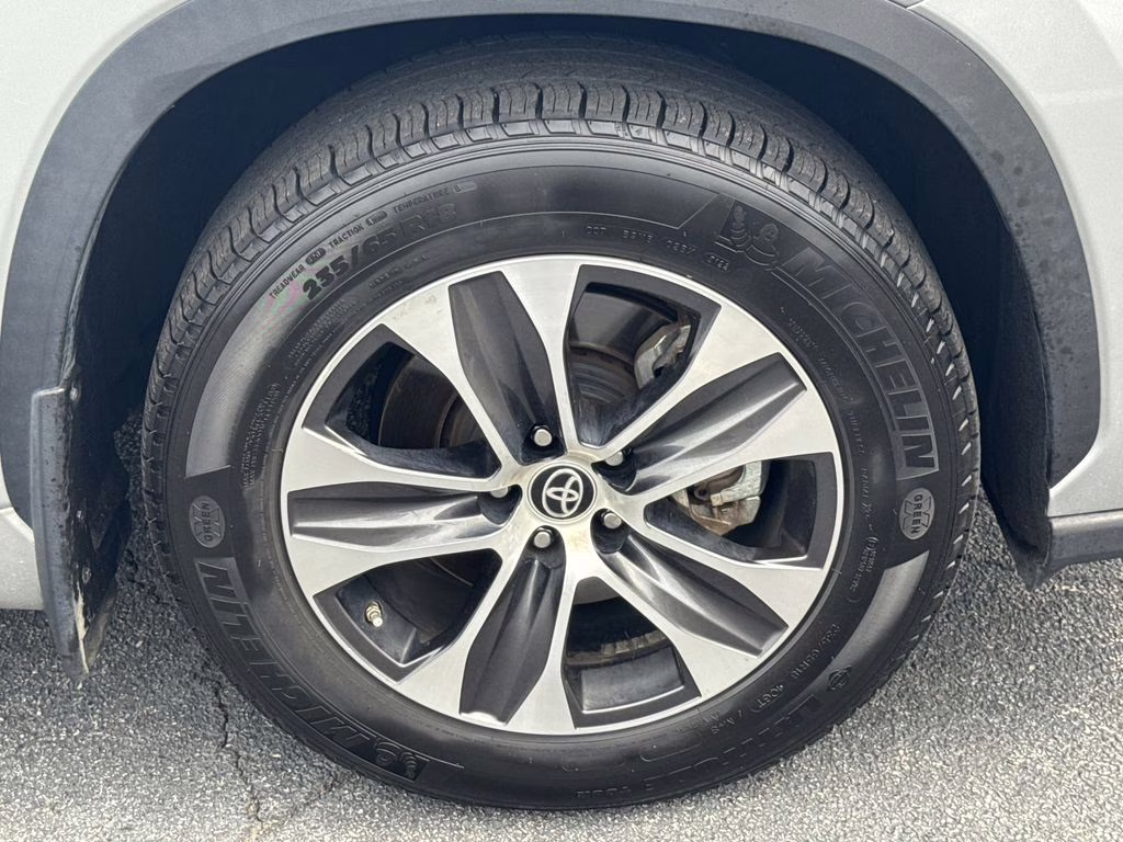 2020 Celestial Silver Metallic Toyota Highlander XLE FWD SUV