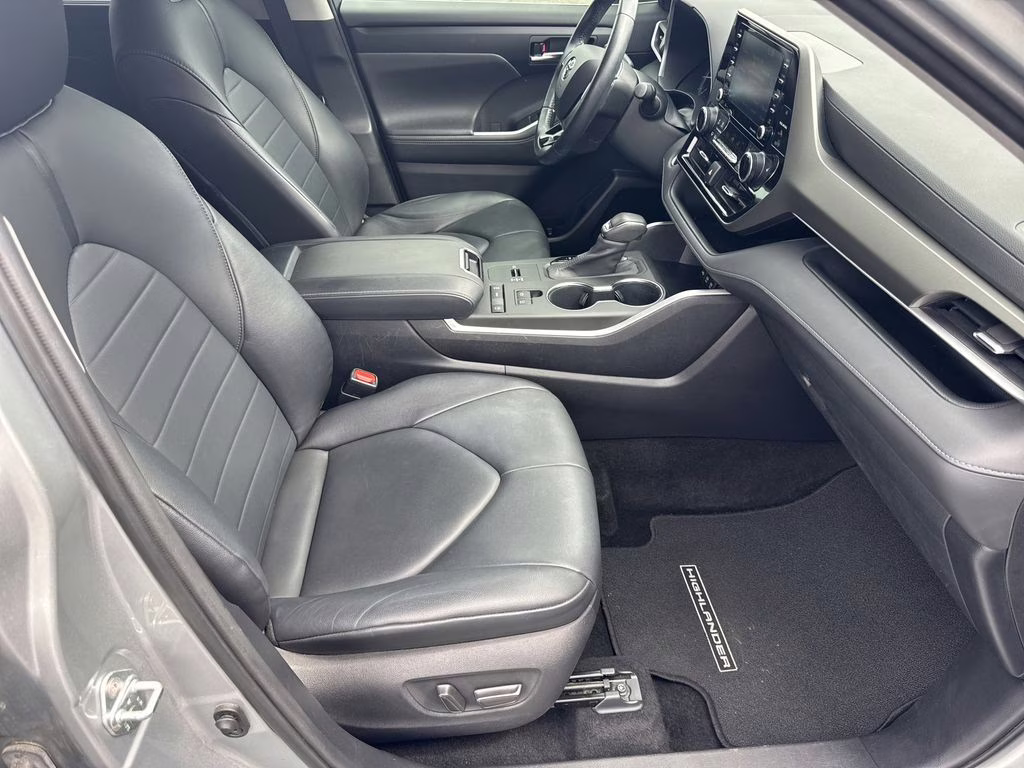 2020 Celestial Silver Metallic Toyota Highlander XLE FWD SUV