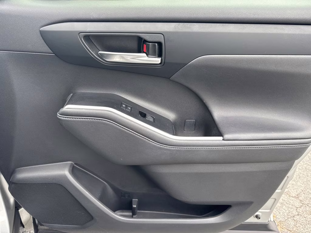 2020 Celestial Silver Metallic Toyota Highlander XLE FWD SUV