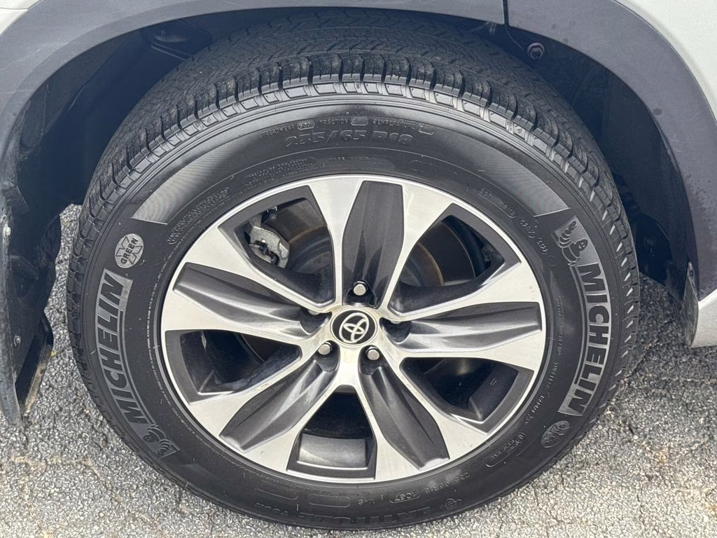 2020 Celestial Silver Metallic Toyota Highlander XLE FWD SUV