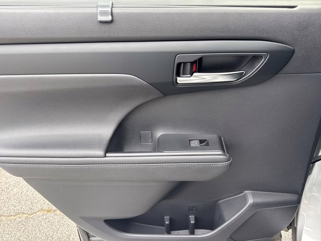 2020 Celestial Silver Metallic Toyota Highlander XLE FWD SUV