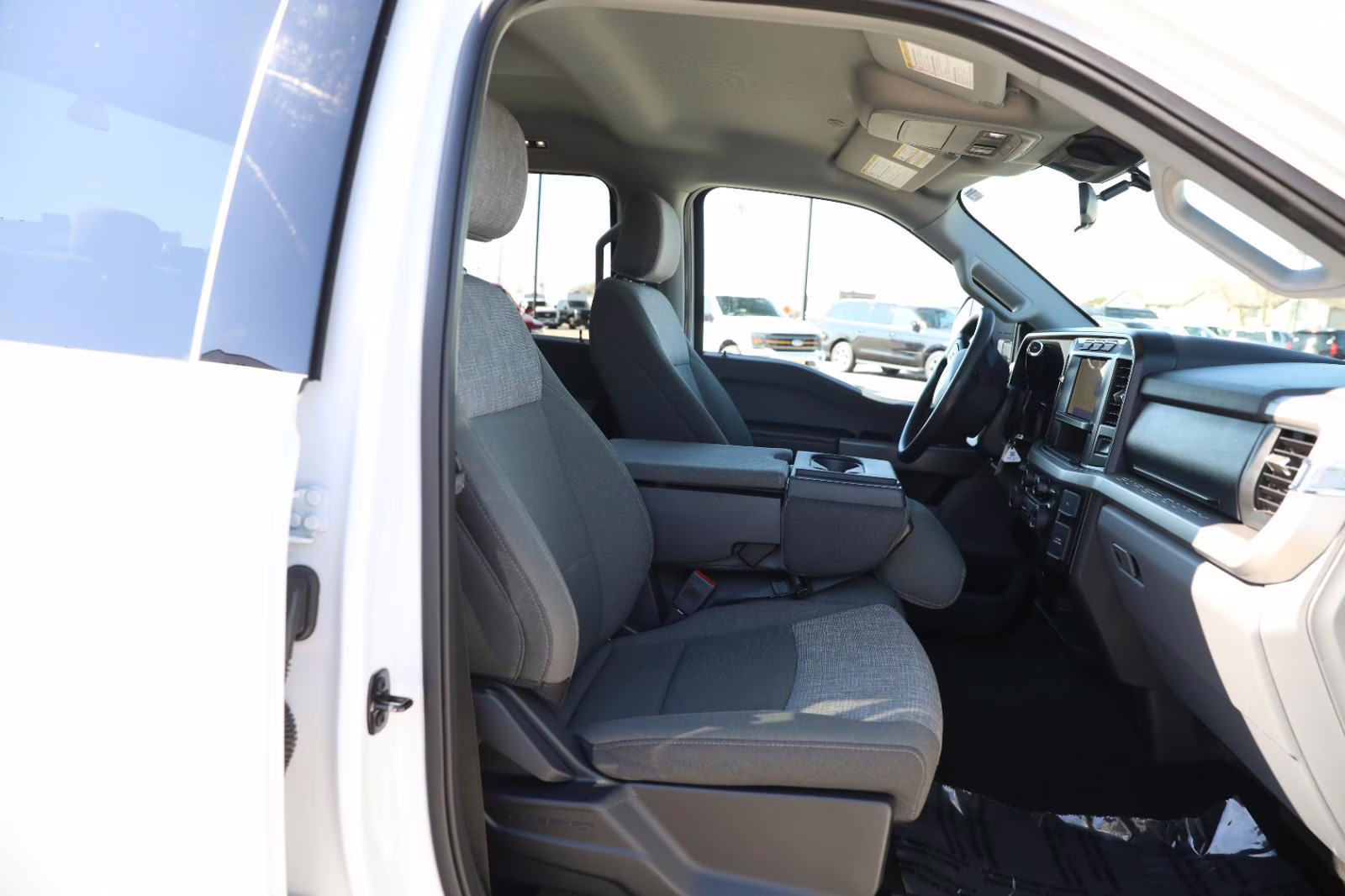 2024 Oxford White Ford Super Duty F-350 SRW XLT 4X4 Truck