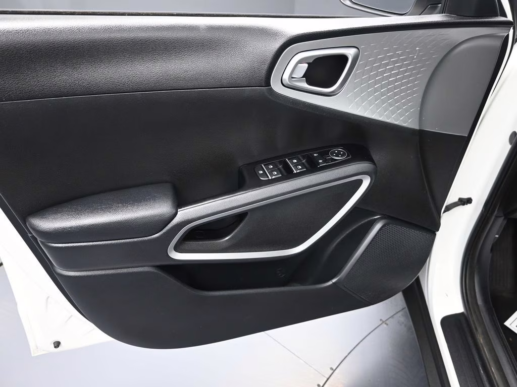 2023 Snow White Pearl Kia Soul LX FWD Hatchback