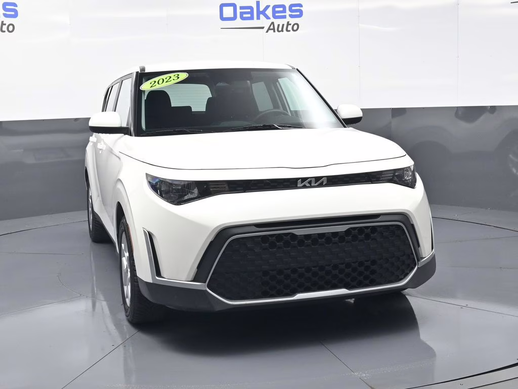 2023 Snow White Pearl Kia Soul LX FWD Hatchback