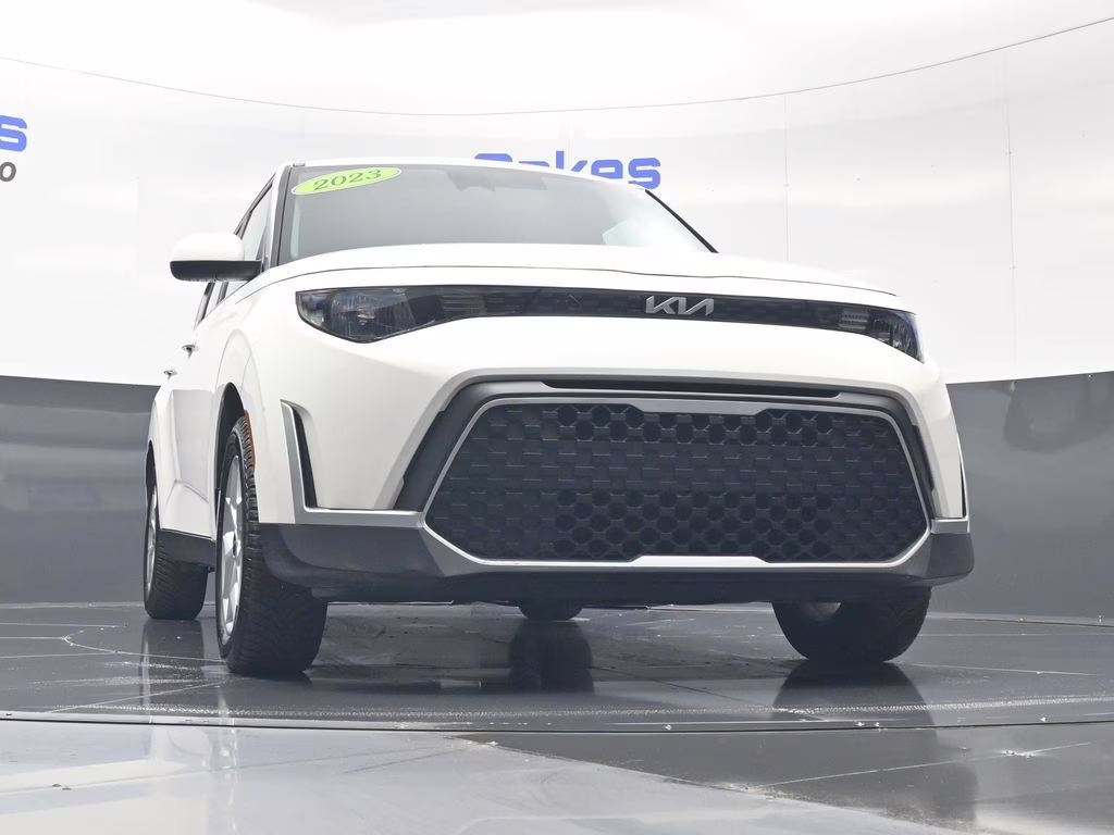 2023 Snow White Pearl Kia Soul LX FWD Hatchback