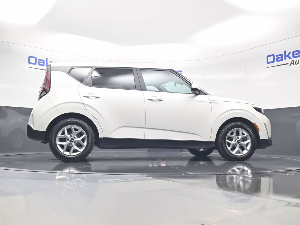 2023 Snow White Pearl Kia Soul LX FWD Hatchback