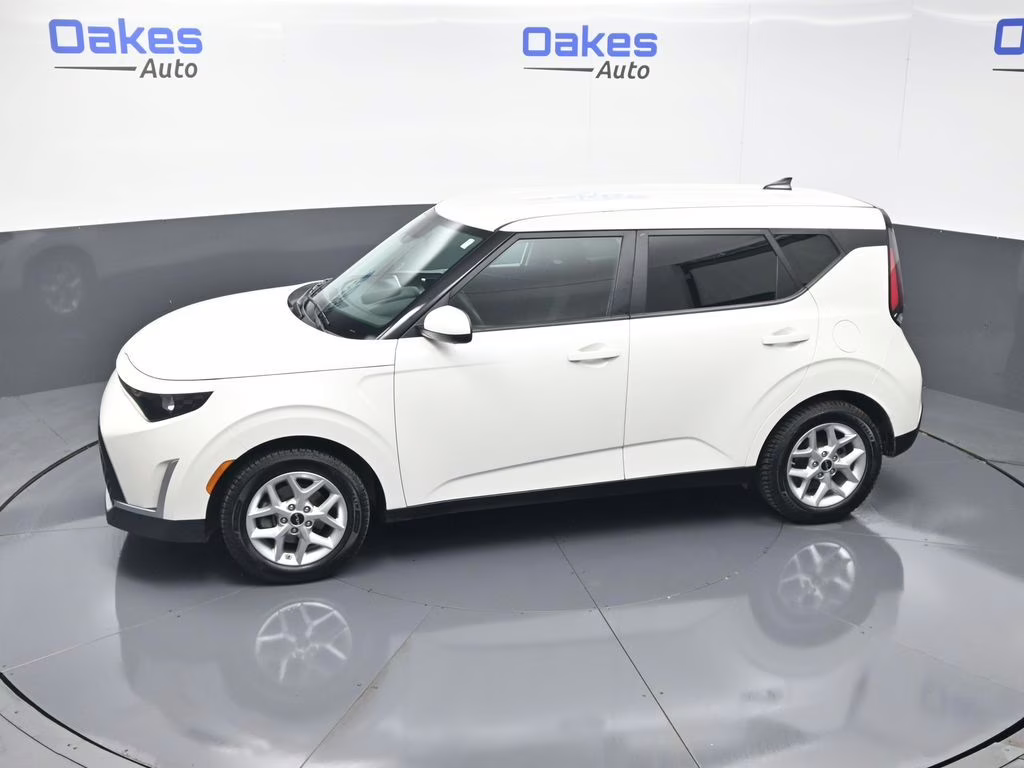 2023 Snow White Pearl Kia Soul LX FWD Hatchback