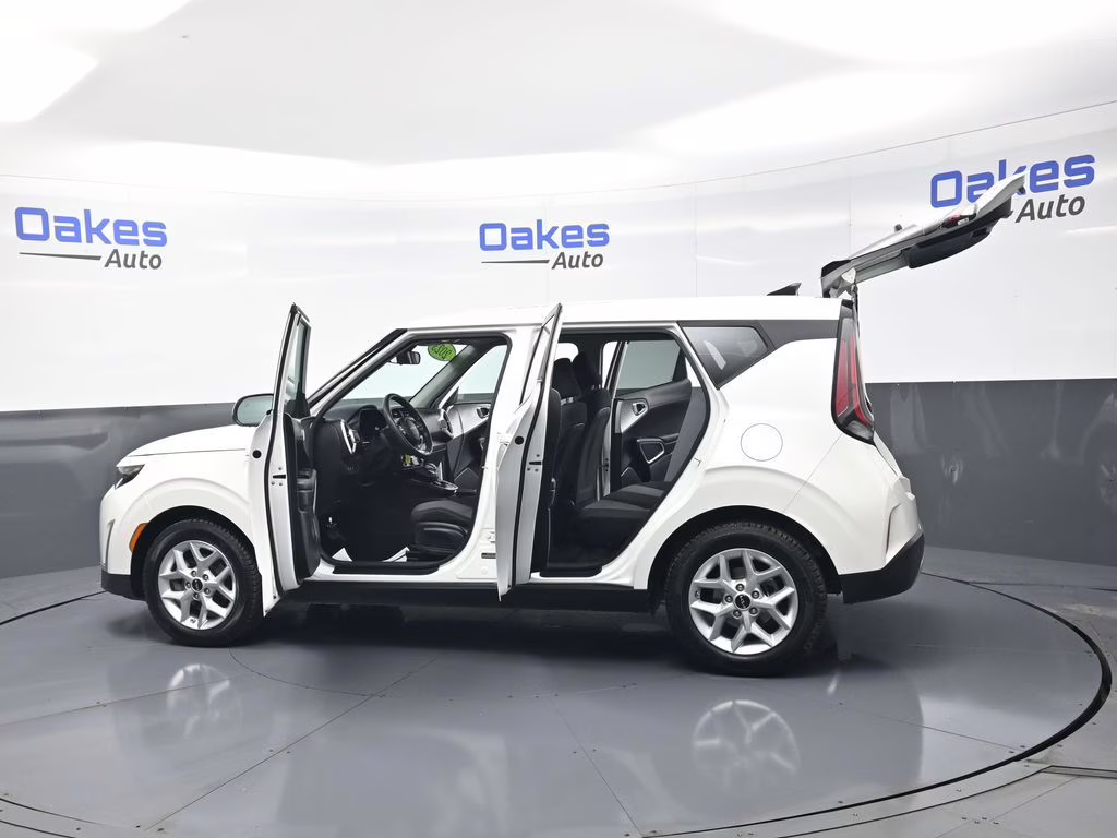 2023 Snow White Pearl Kia Soul LX FWD Hatchback