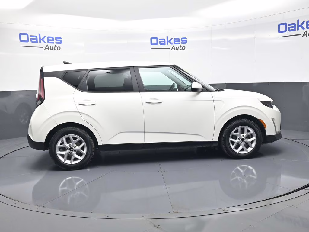 2023 Snow White Pearl Kia Soul LX FWD Hatchback
