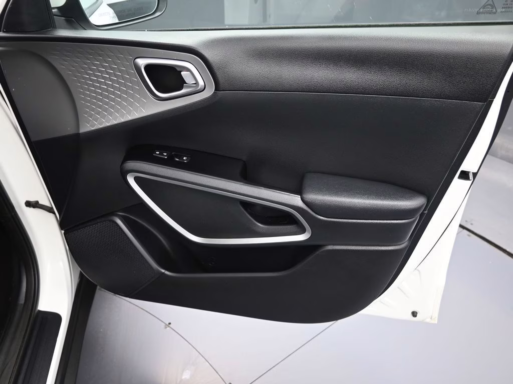 2023 Snow White Pearl Kia Soul LX FWD Hatchback